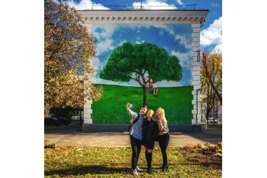 Mural „Dziewczyna na huśtawce”