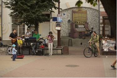 Street art „Muzyk w cylindrze”