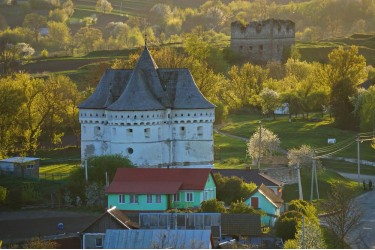 Сутківці – село з руїнами замку та середньовічною церквою-фортецею